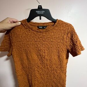 Gold business casual Vera Wang t-shirt style blouse. Women size small.